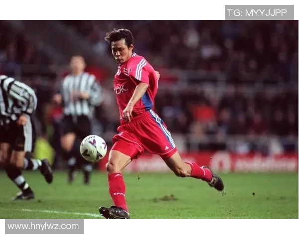 足球明星挑战极限用足球精准踢穿玻璃展现惊人技巧与力量