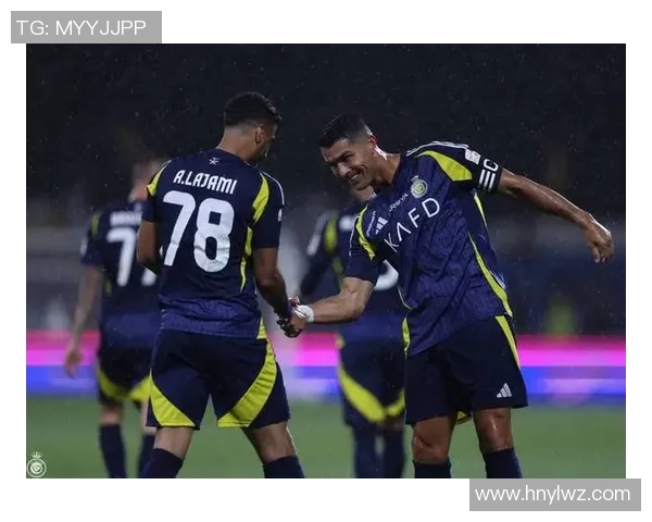 足球明星与队友关系紧张引发媒体热议球队内部氛围堪忧